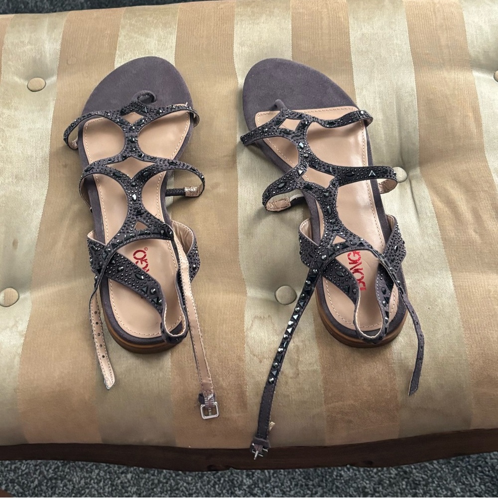 Flat sandals with straps